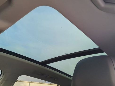 Used 2023 Volkswagen Tiguan SE image 19