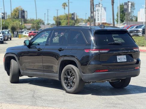 Used 2025 Jeep Grand Cherokee Altitude AWD/4WD image 3