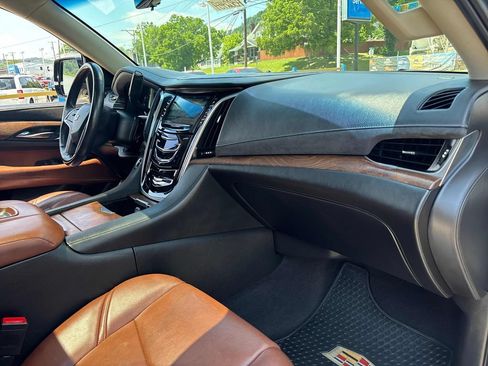 Used 2020 Cadillac Escalade Luxury AWD/4WD image 35