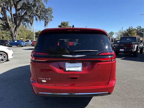 New 2026 Chrysler Pacifica Select image 4