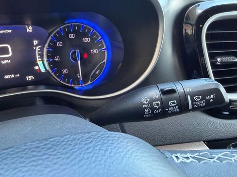 Used 2024 Chrysler Pacifica Touring-L FWD image 30