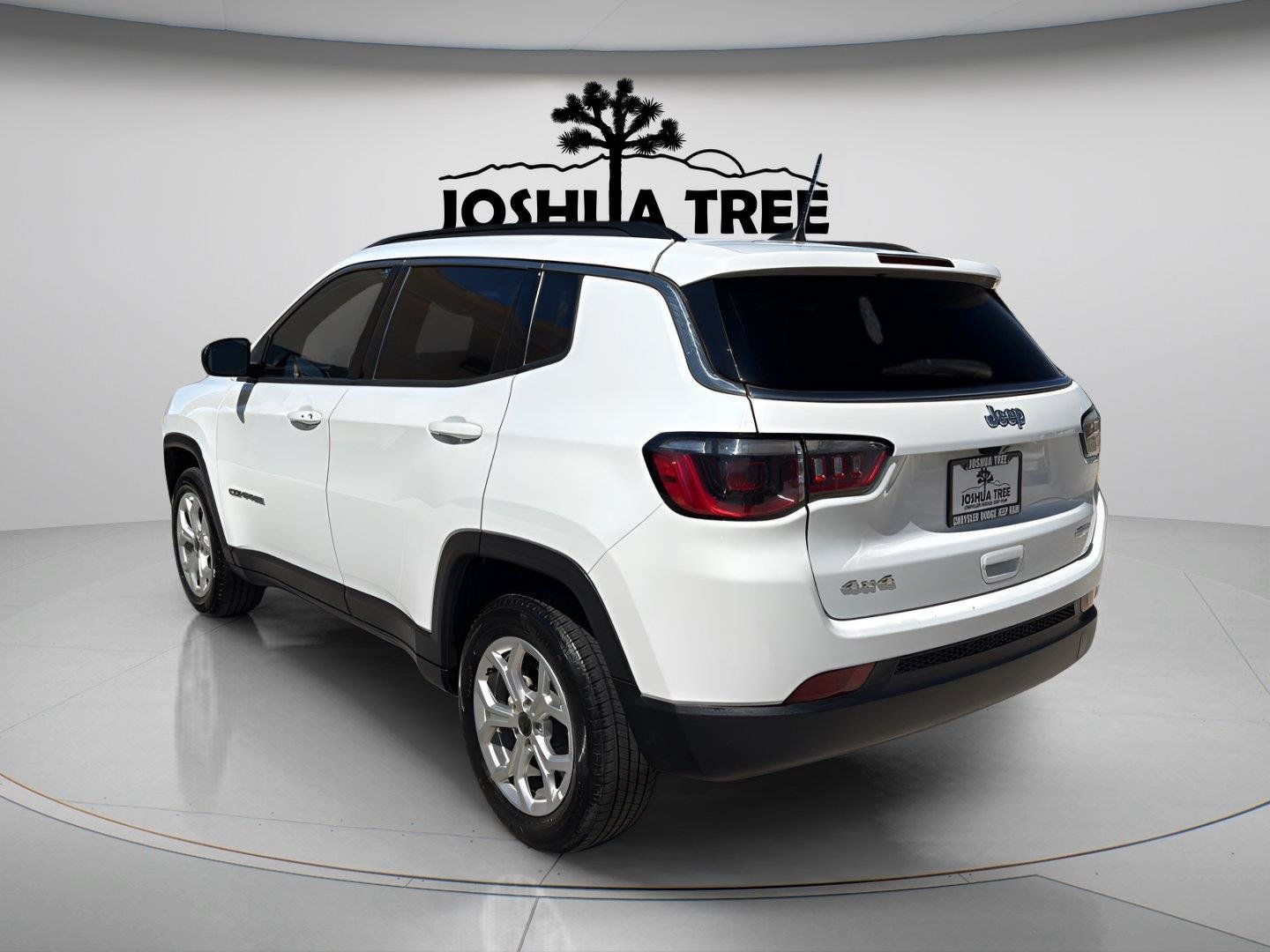 Used 2025 Jeep Compass Latitude AWD/4WD image 5