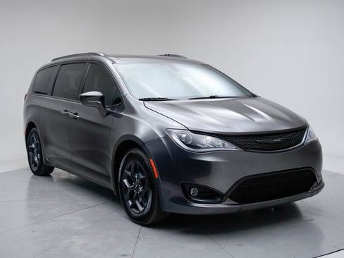 Used 2019 Chrysler Pacifica Touring-L w/ S Appearance Package image 10