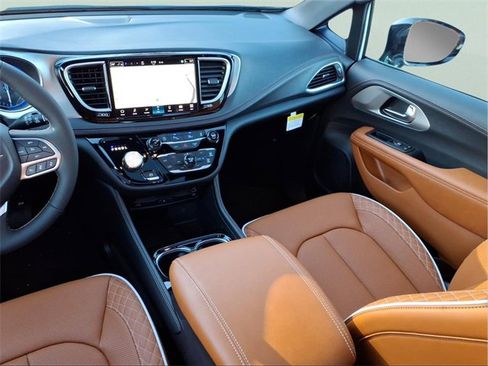 New 2026 Chrysler Pacifica Pinnacle w/ Trailer Tow Group image 13