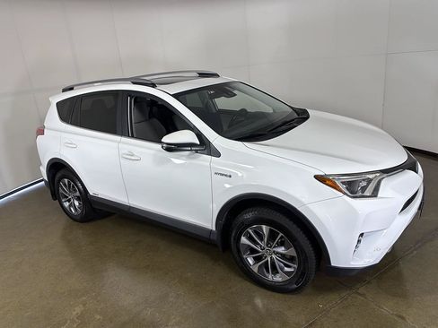 Used 2017 Toyota RAV4 XLE w/ Convenience Package AWD/4WD image 8