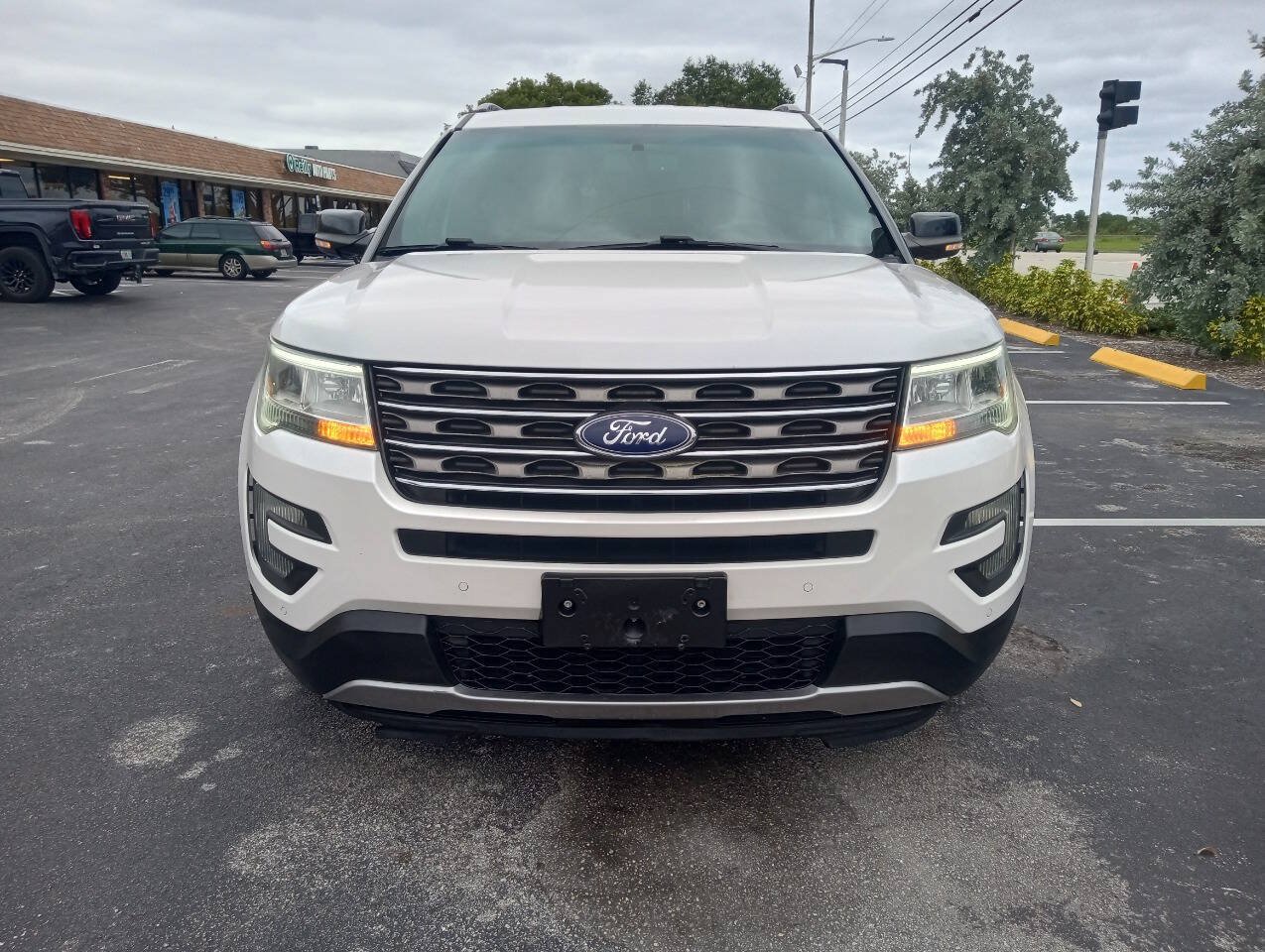 Used 2016 Ford Explorer XLT w/ Equipment Group 202A FWD image 2