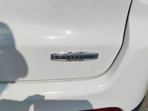 Used 2024 Jeep Compass Latitude AWD/4WD image 11