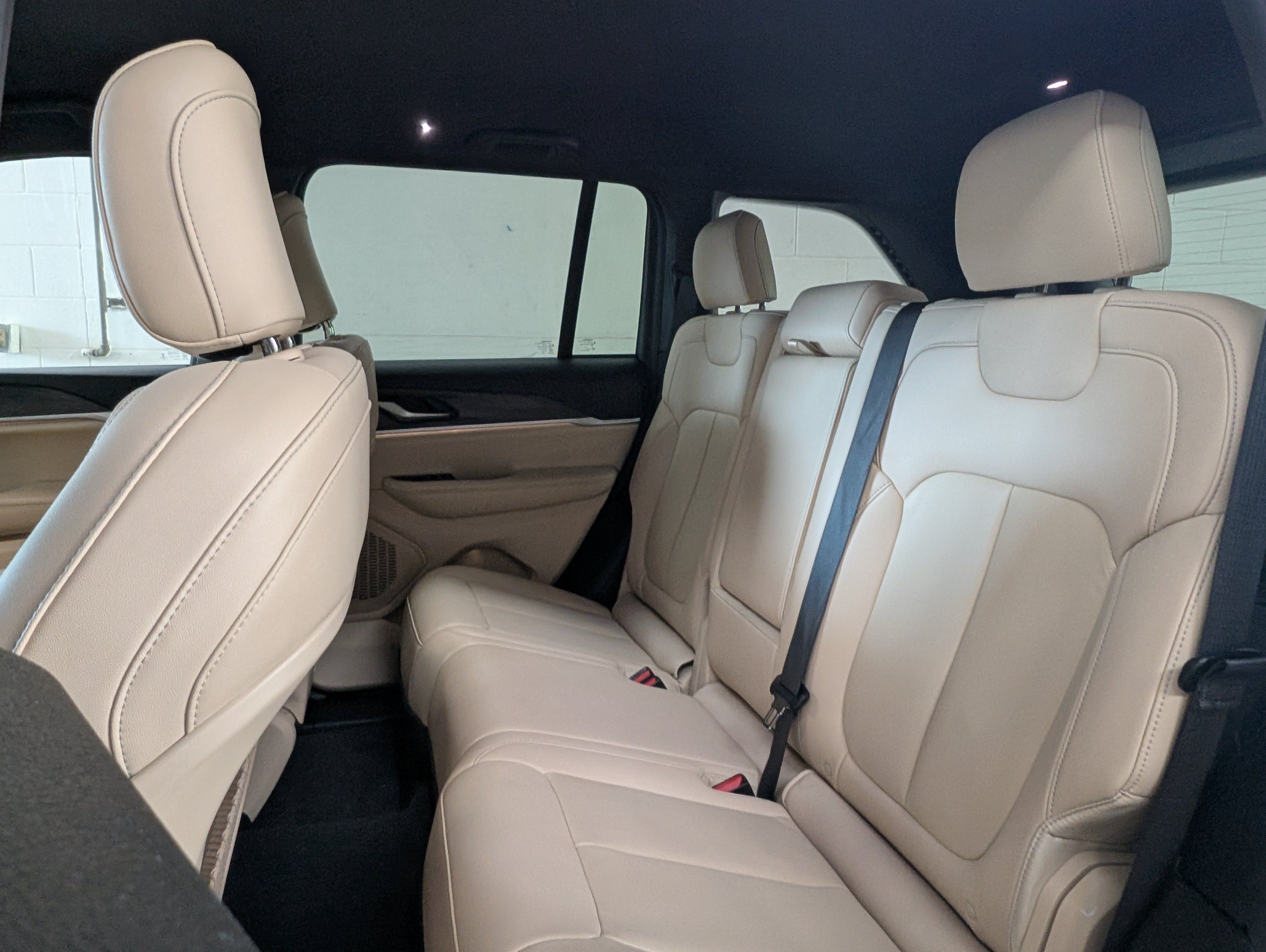 Used 2023 Jeep Grand Cherokee Limited AWD/4WD image 7