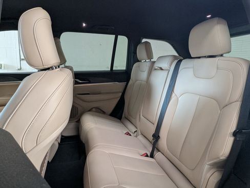 Used 2023 Jeep Grand Cherokee Limited image 7