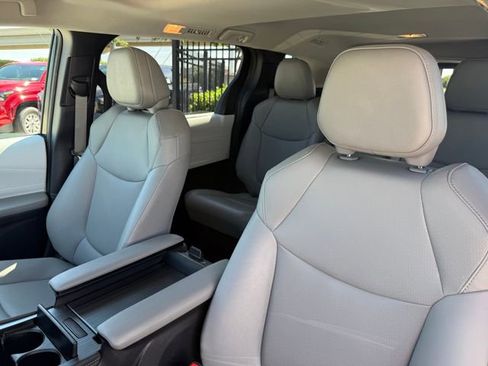 Used 2025 Toyota Sienna XLE FWD image 10
