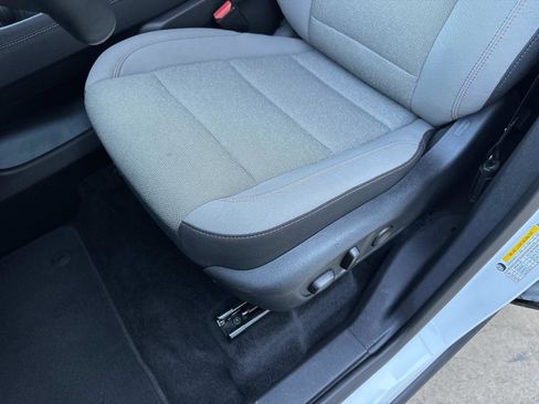 Used 2025 Chevrolet Traverse LT image 19