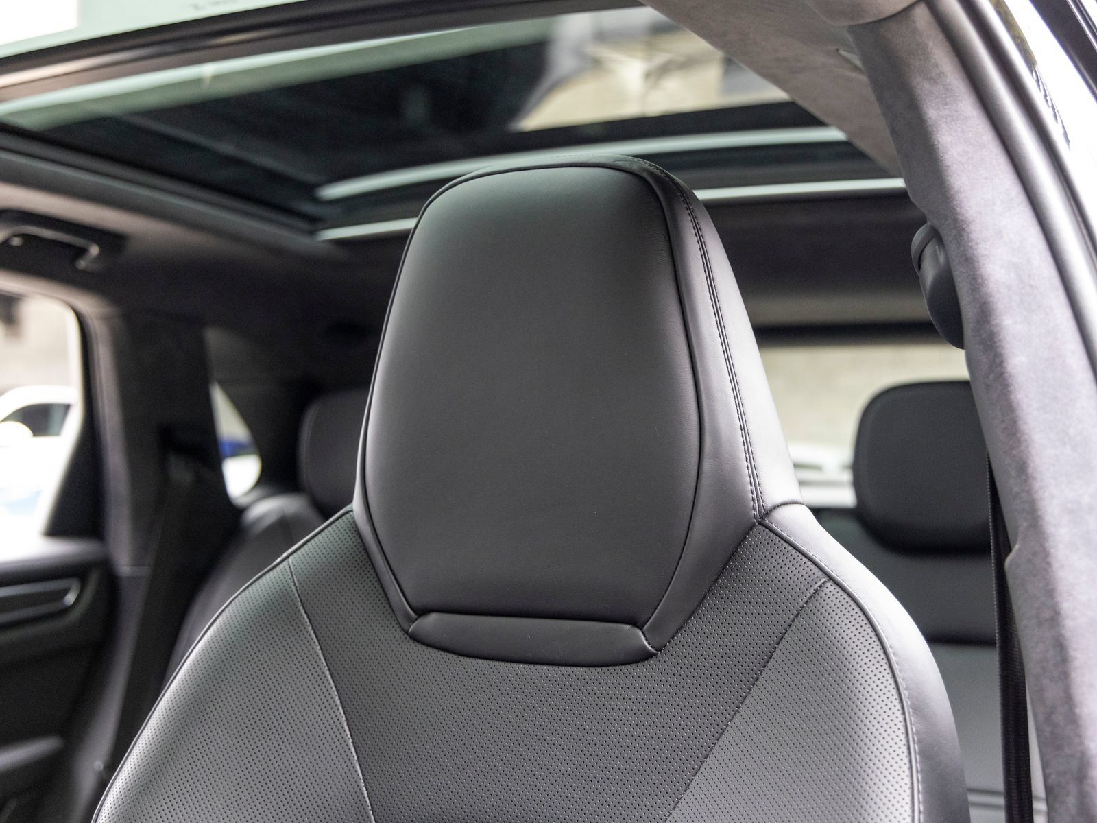 Certified 2023 Porsche Cayenne GTS AWD/4WD image 33