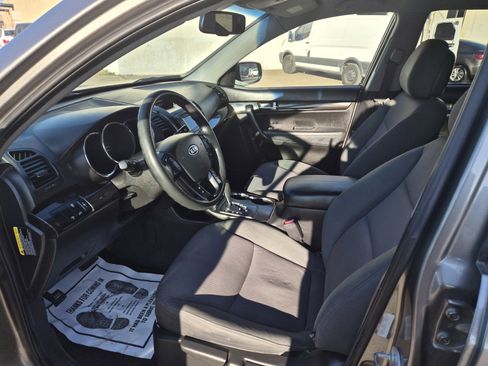 Used 2013 Kia Sorento LX w/ Convenience Pkg image 8