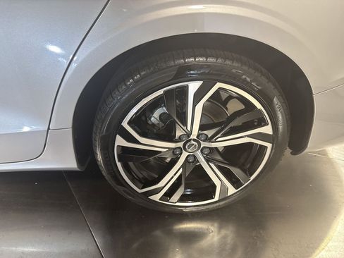 Used 2024 Volvo S60 B5 Plus image 12