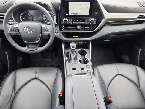 Used 2023 Toyota Highlander XLE FWD image 8