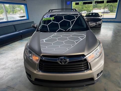 Used 2014 Toyota Highlander LE AWD/4WD image 12