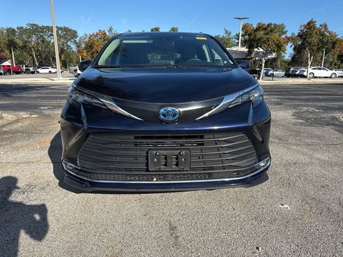 Used 2024 Toyota Sienna XLE image 2