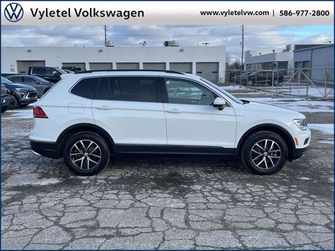 Certified 2021 Volkswagen Tiguan SE w/ Panoramic Sunroof Package image 2