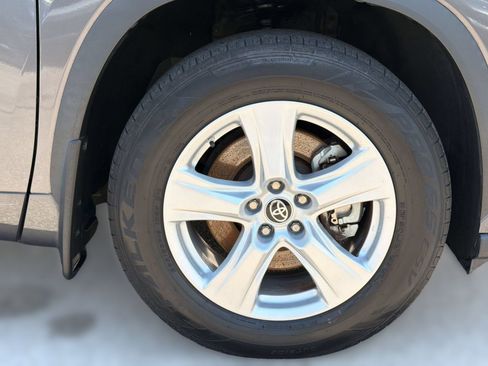 Used 2022 Toyota Highlander LE FWD image 13