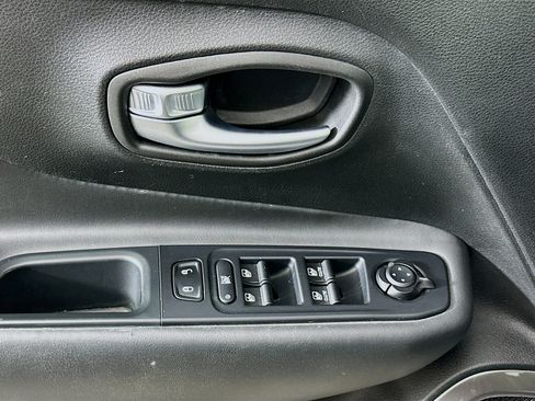 Used 2019 Jeep Renegade Limited image 15