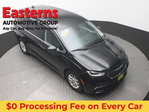 Used 2023 Chrysler Pacifica Touring-L FWD image 3