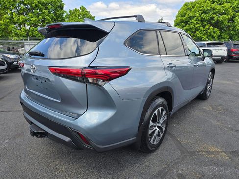 Used 2022 Toyota Highlander XLE AWD/4WD image 5