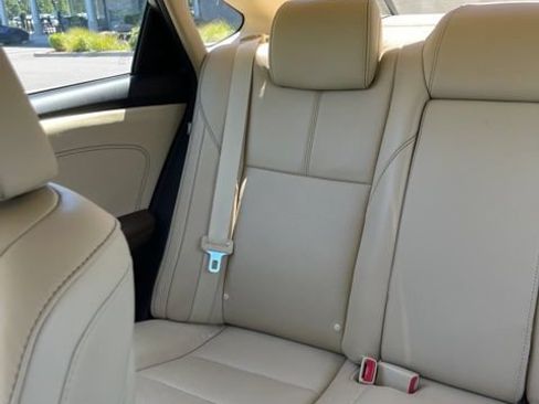 Used 2013 Toyota Avalon Limited w/ Technology Pkg FWD image 9