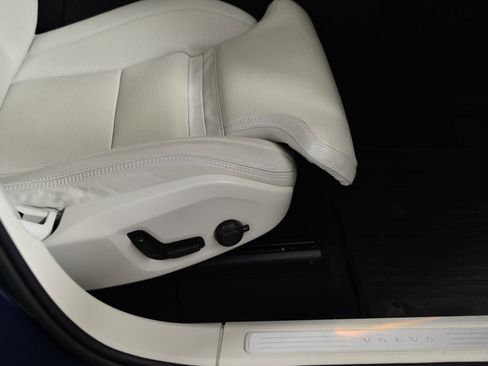 Used 2023 Volvo XC60 B5 Ultimate w/ Climate Package image 10