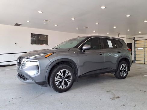 Used 2022 Nissan Rogue SV FWD image 2