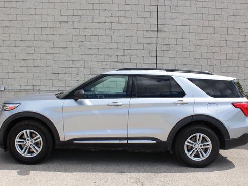 Used 2020 Ford Explorer XLT w/ Equipment Group 202A image 2