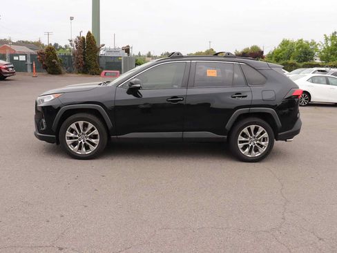 Used 2019 Toyota RAV4 XLE Premium w/ Cold Weather Package AWD/4WD image 8