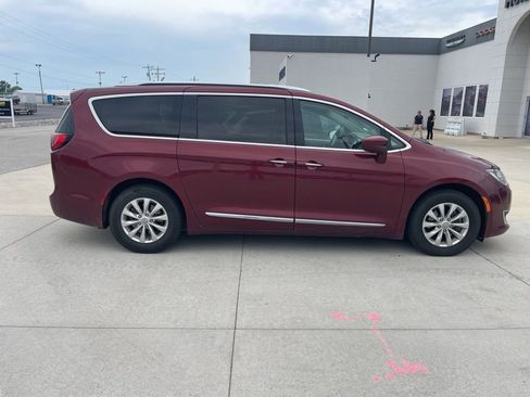 Used 2019 Chrysler Pacifica Touring-L FWD image 2