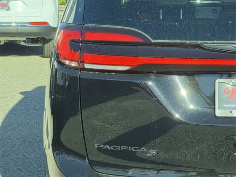 New 2026 Chrysler Pacifica Select w/ S Appearance Package image 6