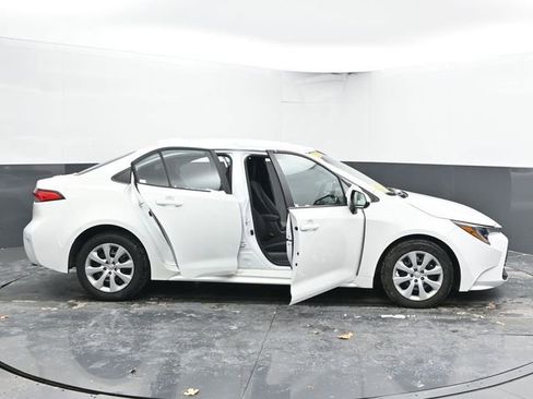 Used 2025 Toyota Corolla LE image 56