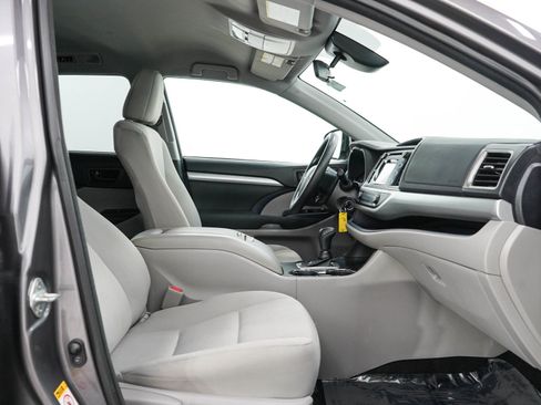 Used 2018 Toyota Highlander LE AWD/4WD image 11