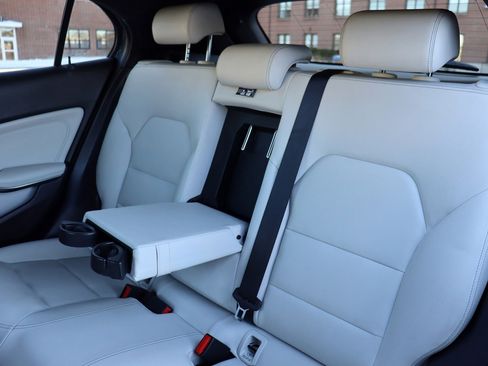 Used 2020 Mercedes-Benz GLA 250 w/ Convenience Package image 15