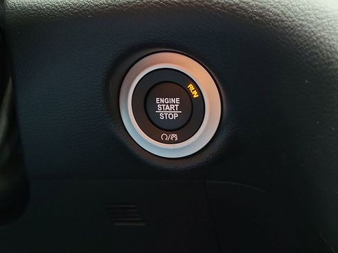 Used 2025 Chrysler Voyager LX image 18