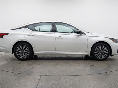 Used 2025 Nissan Altima 2.5 SV image 11