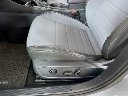 Used 2025 Volkswagen Jetta SE w/ Sunroof Package FWD image 10