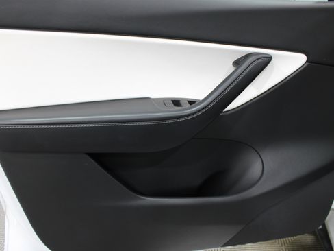 Used 2022 Tesla Model Y Long Range image 5