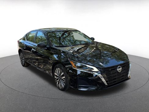 Used 2025 Nissan Altima 2.5 SV FWD image 4