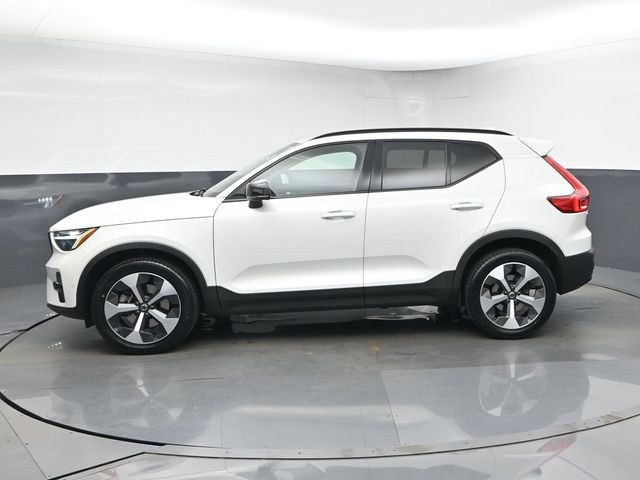 Used 2023 Volvo XC40 B5 Plus w/ Protection Package Premier AWD/4WD image 4