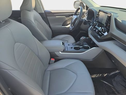 Used 2021 Toyota Highlander XLE FWD image 12