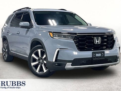 Used 2025 Honda Pilot Touring image 1