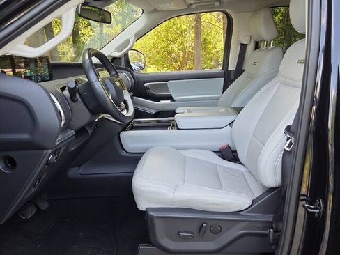 Used 2025 Ford Expedition Platinum w/ Driver's Package AWD/4WD image 6