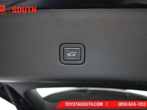 Used 2023 Chevrolet Traverse LT w/ LT Premium Package AWD/4WD image 31