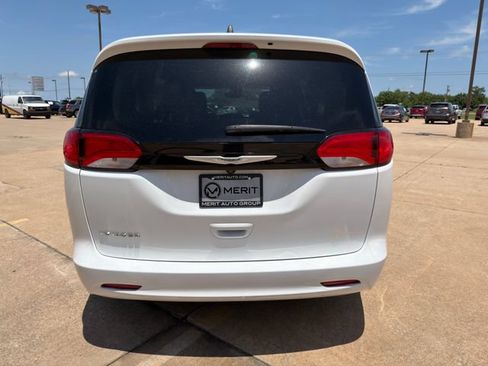 Used 2023 Chrysler Voyager LX FWD image 14