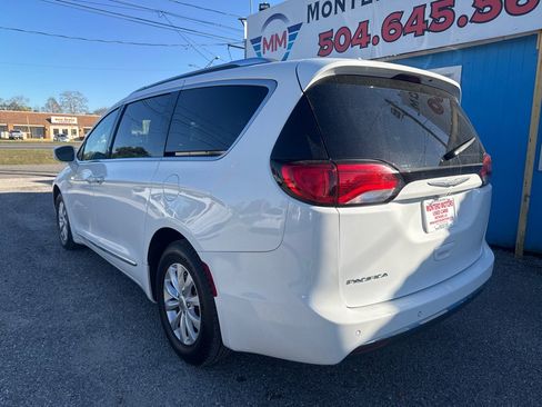 Used 2018 Chrysler Pacifica Touring-L image 5