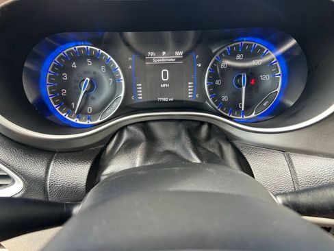 Used 2020 Chrysler Pacifica Touring FWD image 28