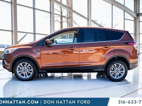 Used 2017 Ford Escape SE FWD image 2